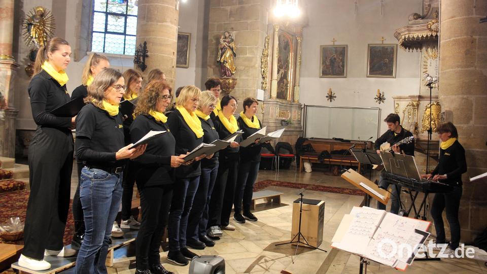 Auch der Chor &quot;Laudate&quot; unter der Leitung von Birgit Kneidl (rechts) gab seine musikalische Visitenkarte ab. Bild: stg
