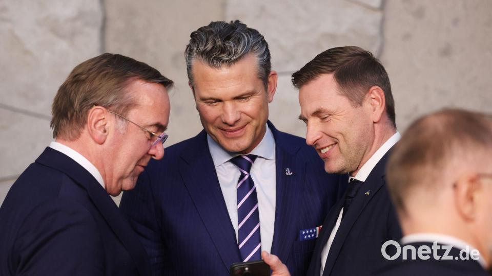 Blick aufs Smartphone: Pistorius, Hegseth und Pevkur aufs Handy fokussiert Bild: Omar Havana/AP/dpa