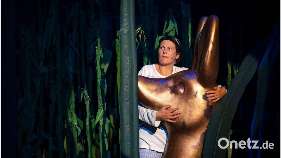 Lisa Guth agiert während der Fotoprobe am Theater Bremen für das Theaterstück „Der Zauberer von Öz - Eine Fußballtragödie“. Bild: Sina Schuldt/dpa