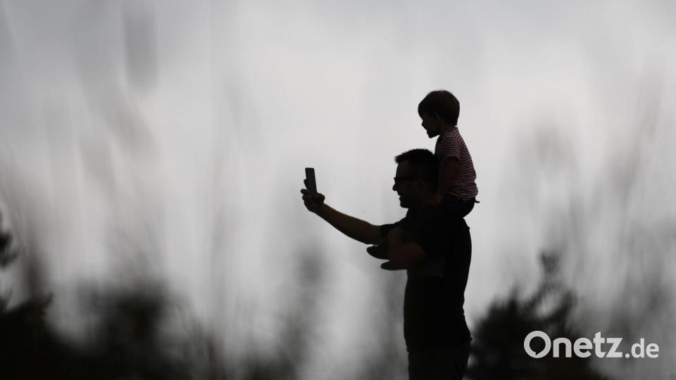 Ob Kinderfotos ins Internet gehören, ist eine vieldiskutierte Frage. (Archivfoto) Bild: Arne Dedert/dpa