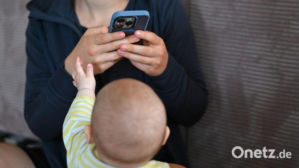 Einige Influencer teilen nicht nur ihr eigenes Leben, sondern auch das ihrer Kinder mit ihren Followern. (Archivbild) Bild: Elisa Schu/dpa