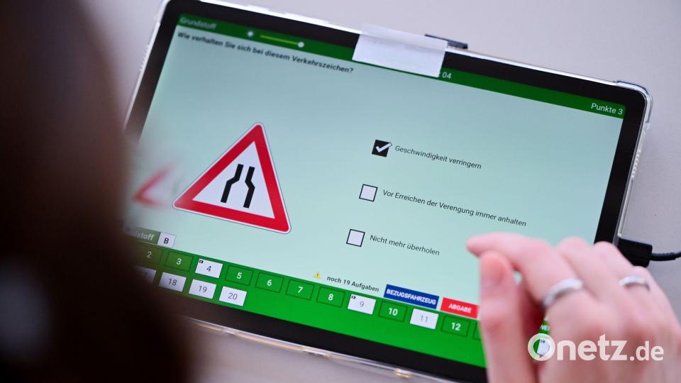 Der Fragenkatalog für die Führerscheinprüfung soll abgespeckt werden. (Archivbild) Bild: Sebastian Gollnow/dpa