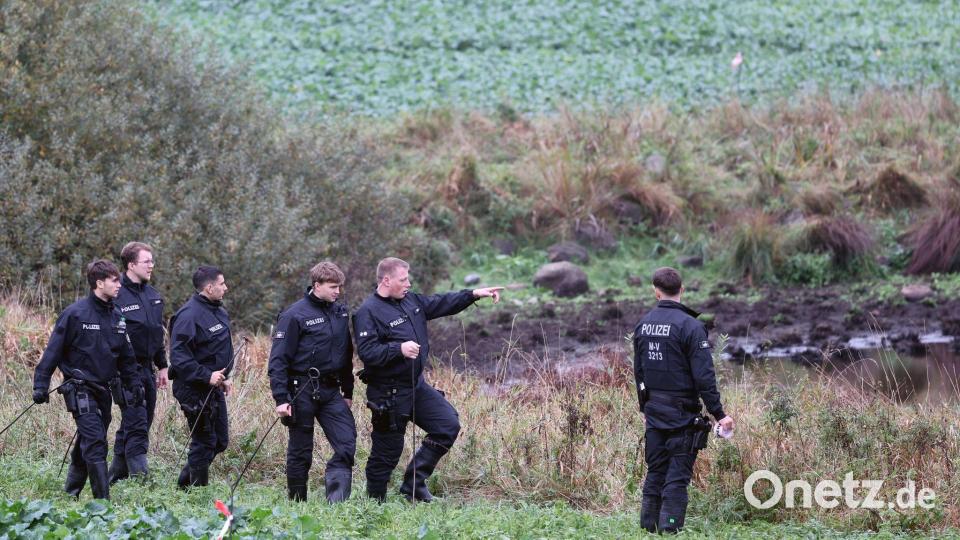 Am Mittwoch hatten Polizisten vor allem das Umfeld eines Tümpels penibel abgesucht. Bild: Bernd Wüstneck/dpa