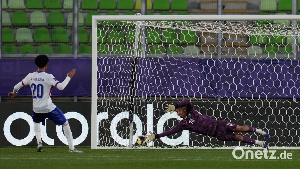 Marokkos Torhüter Abdelhakim Mesbahi hält einen Elfmeter. Bild: Matias Delacroix/AP/dpa