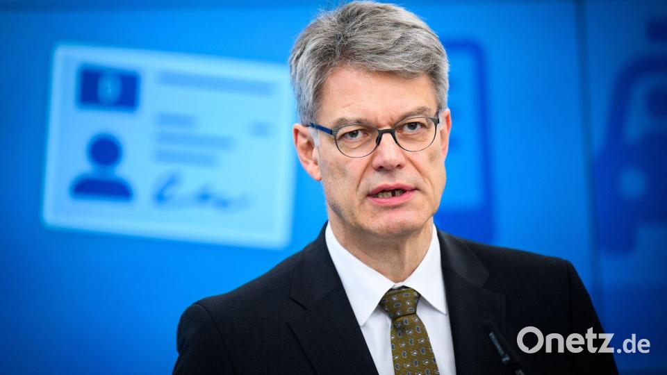 Verkehrsminister Schnieder plant Kostensenkungen bei Führerscheinen. Bild: Bernd von Jutrczenka/dpa