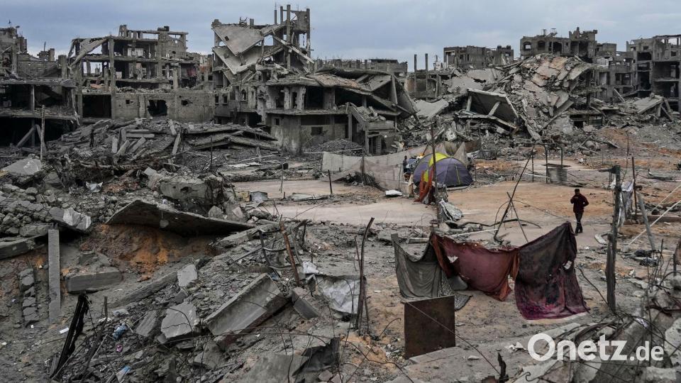 Viele Leichen von Geiseln könnten mutmaßlich unter den Ruinen ausgebombter Gebäude oder in Tunnelschächten verschüttet sein. (Archivbild) Bild: Abdel Kareem Hana/AP/dpa