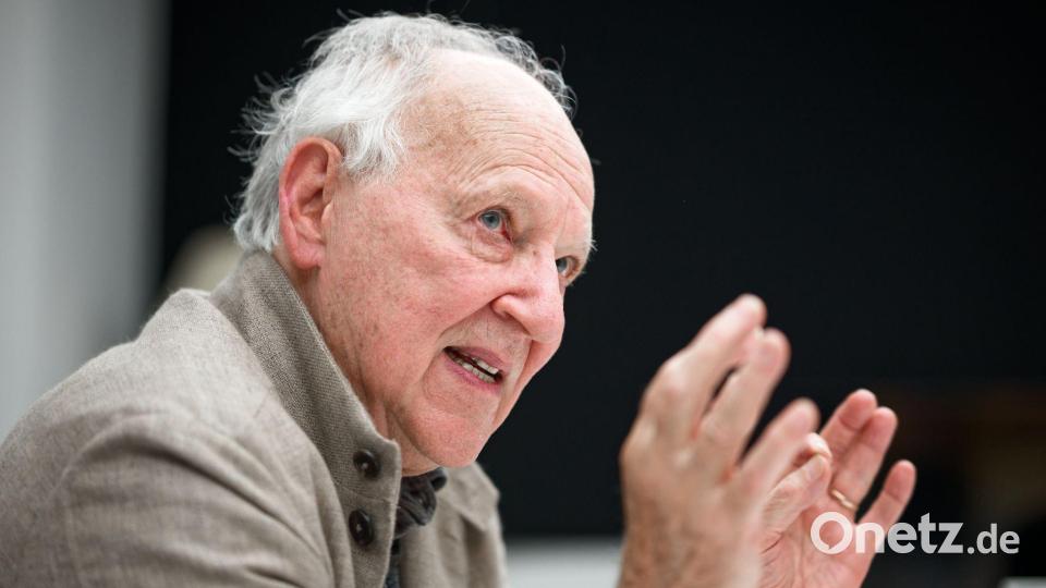 Dass er kein Smartphone besitze, will Werner Herzog (83) nicht als Statement missverstanden wissen - altmodisch und gegen Technik sei er keineswegs. Bild: Henning Kaiser/dpa