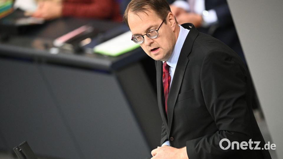 Merz - so Linken-Fraktionschef Sören Pellmann im Bundestag - setze einen Stachel in die Demokratie. Bild: Niklas Graeber/dpa
