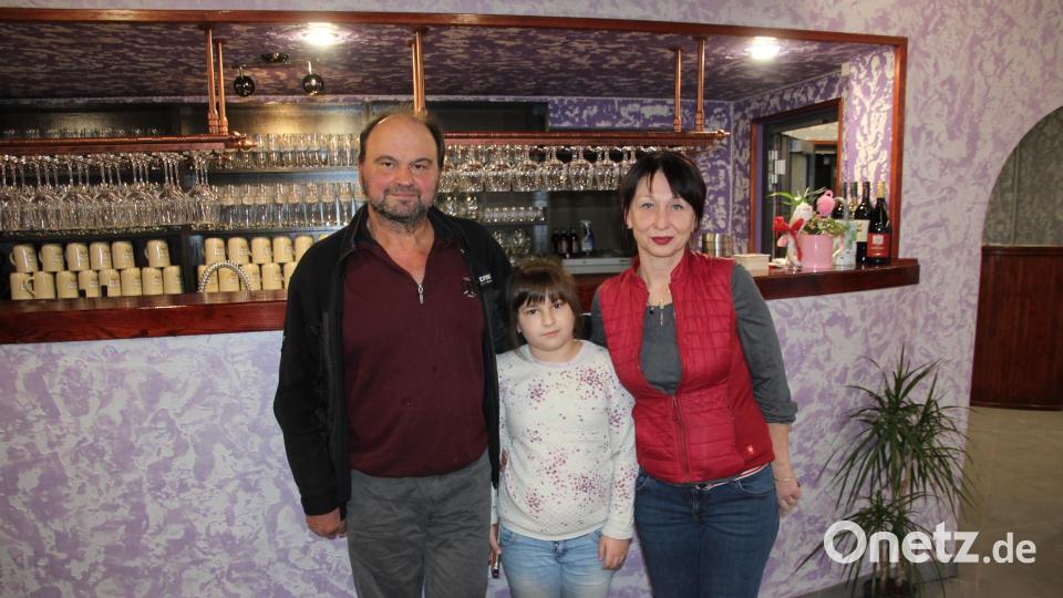 Helmut (links) und Nataliia (rechts) betreiben das Lokal. In der Mitte die gemeinsame Tochter Karolina. Bild: kro