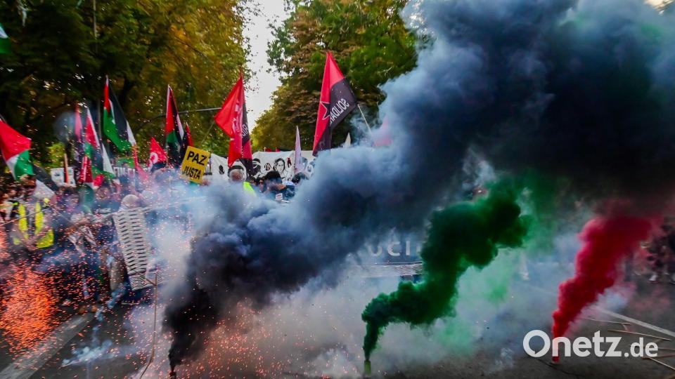 Zahlreiche Menschen marschieren zwischen Atocha und Callao im Zentrum Madrids während einer Kundgebung aus Solidarität mit den Palästinensern in Gaza. Bild: Richard Zubelzu/ZUMA Press Wire/dpa