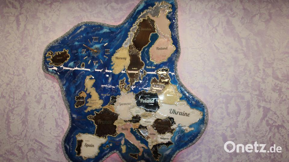 Eine große Europakarte ohne Russland ziert in der Gaststätte eine Wand. Bild: kro