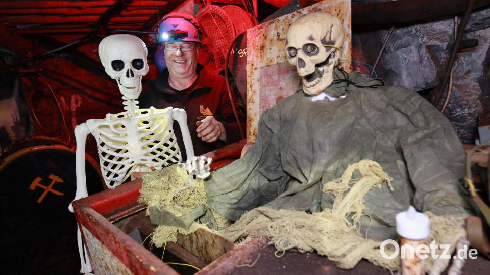 Auch unter Tage ist jetzt Gruselzeit: Im Besucherbergwerk Röhrigschacht Wettelrode werden Geister-Figuren für Halloween installiert. Bild: Matthias Bein/dpa