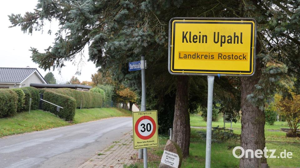 Nach umfangreicher Präsenz ist die Polizei inzwischen aus Klein Upahl abgezogen. Bild: Bernd Wüstneck/dpa