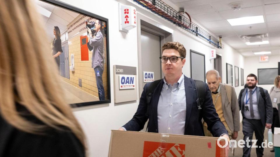 Mitglieder des Pentagon-Pressekorps verlassen das US-Verteidigungsministerium. Bild: Kevin Wolf/FR33460 AP/AP/dpa