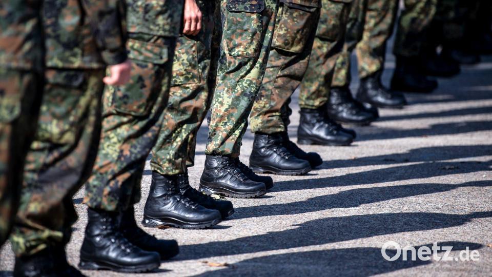 Antreten, Märsche, Schießübungen – sollten in den nächsten Jahren nicht genügend Freiwillige bei der Bundeswehr zusammenkommen, könnte auch die Wehrpflicht wiederbelebt werden. Bild: Sina Schuldt/dpa