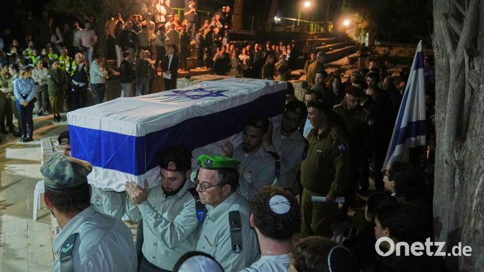 Israelische Soldaten tragen Sarg von getöteter Geisel Daniel Peretz zu Grabe Bild: Francisco Seco/AP/dpa