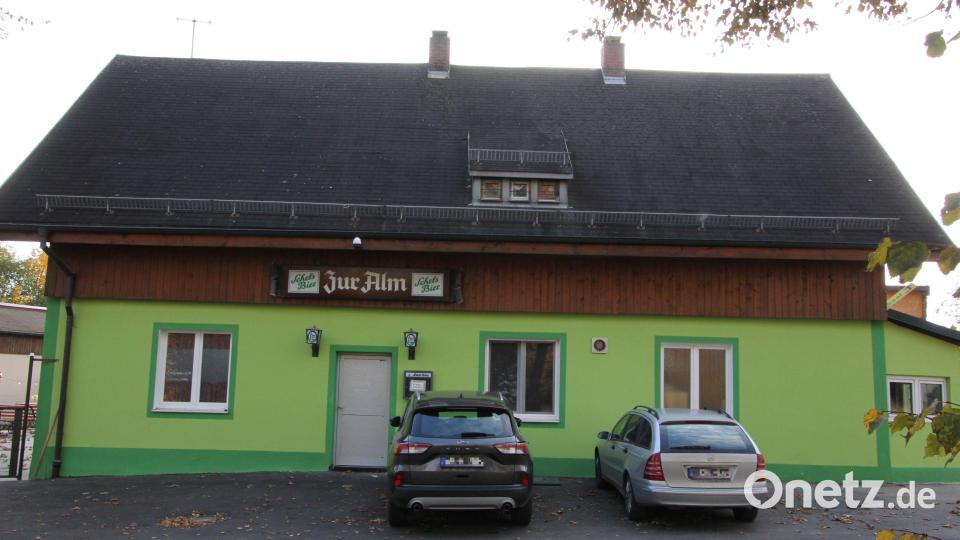 Die traditionsreiche Gaststätte &quot;Zur Alm&quot; hat seit einigen Wochen wieder geöffnet. Bild: kro