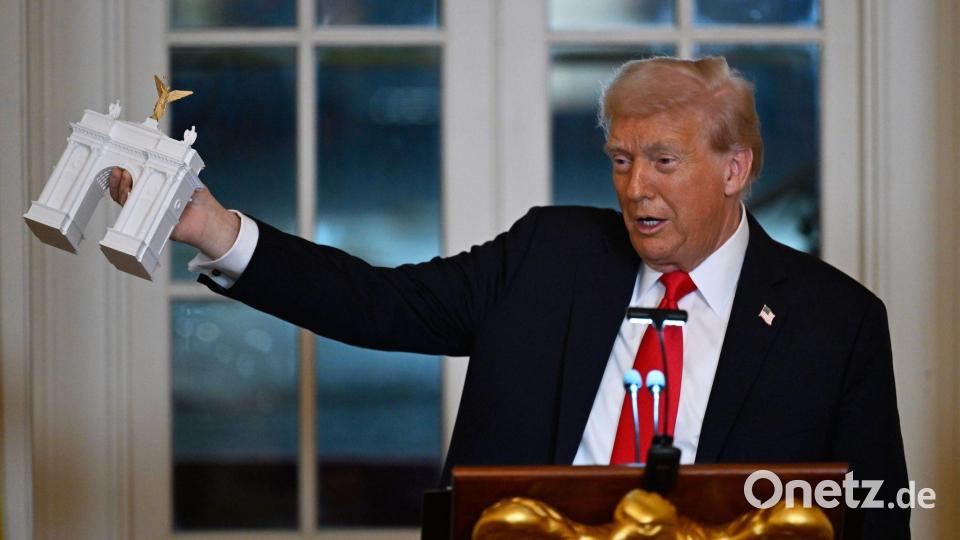 Trump stellte bei einem Spendendinner ein Modell für einen Triumphbogen in der US-Hauptstadt Washington vor. Bild: John McDonnell/AP/dpa