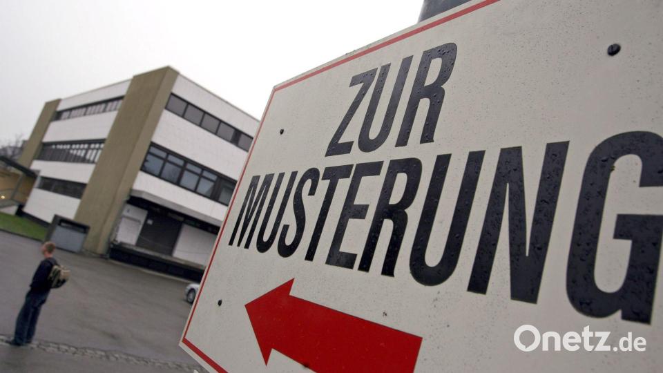 Sollen alle junge Männer wieder gemustert werden oder nur ein durch Losverfahren ausgewählter Anteil? Das ist eine der Streitfragen in der Diskussion über den künftigen Wehrdienst. Bild: picture alliance / dpa