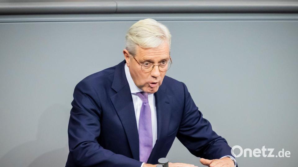 Unionsfraktionsvize Norbert Röttgen (CDU) verteidigt den Vorschlag für ein Zufallsverfahren zur möglichen Auswahl von Wehrdienstleistenden. Bild: Christoph Soeder/dpa