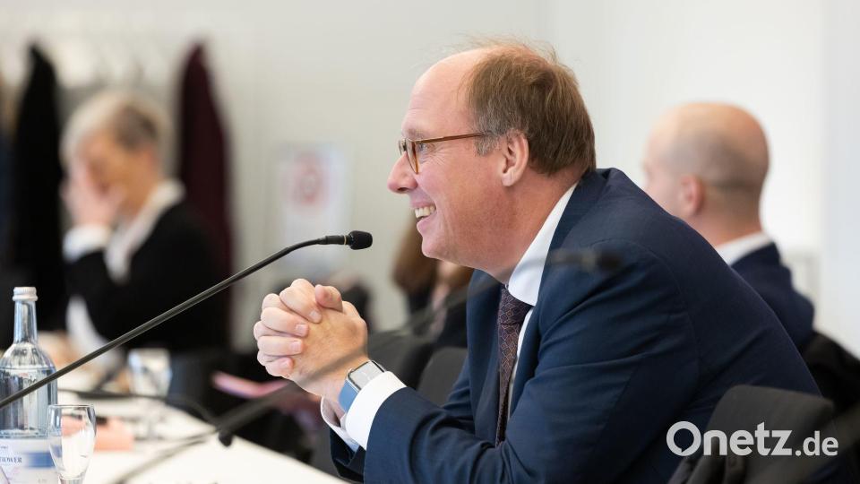 Am Nachmittag trat der Kanzleramtschef von Schröders Nachfolgerin Angela Merkel, Helge Braun, in den Zeugenstand des Untersuchungsausschusses. Bild: Ulrich Perrey/dpa