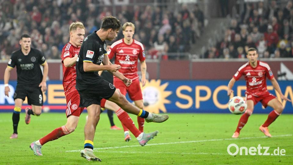 Max Marie trifft aus spitzem Winkel zum 2:0 für Braunschweig. Bild: Anke Waelischmiller/dpa