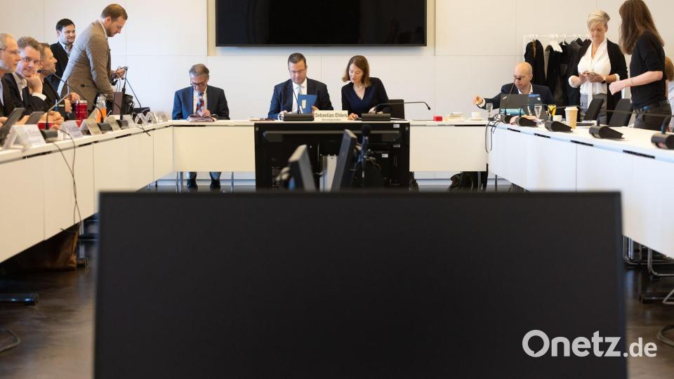 Der 81-jährige Schröder wurde aus Rücksicht auf seinen Gesundheitszustand für die Zeugenvernehmung aus seinem Büro in Hannover zugeschaltet. Bild: Ulrich Perrey/dpa