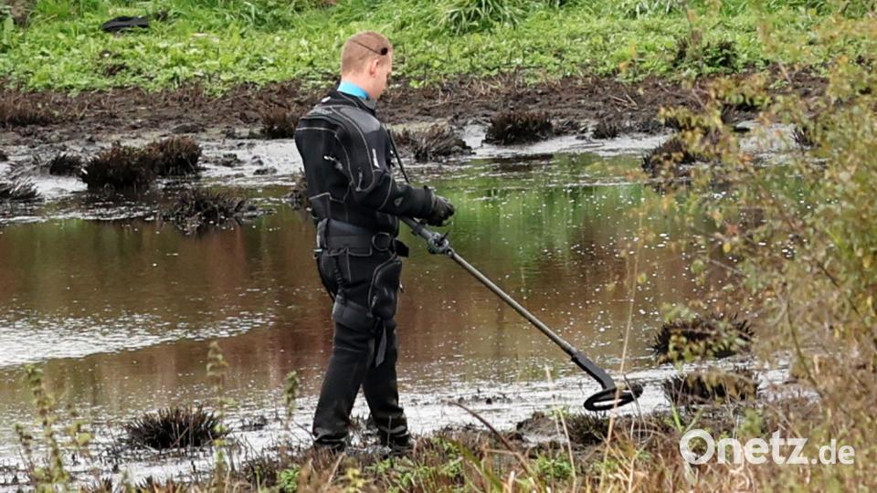 Die Polizei durchsuchte den Tümpel mit einem Detektor. Bild: Bernd Wüstneck/dpa