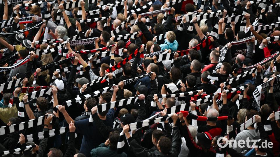 Eintracht Frankfurt wird bei der SSC Neapel nach Ablehnung eines Antrags auf Spielverlegung ohne Unterstützung der Fans spielen. (Archivbild) Bild: Arne Dedert/dpa
