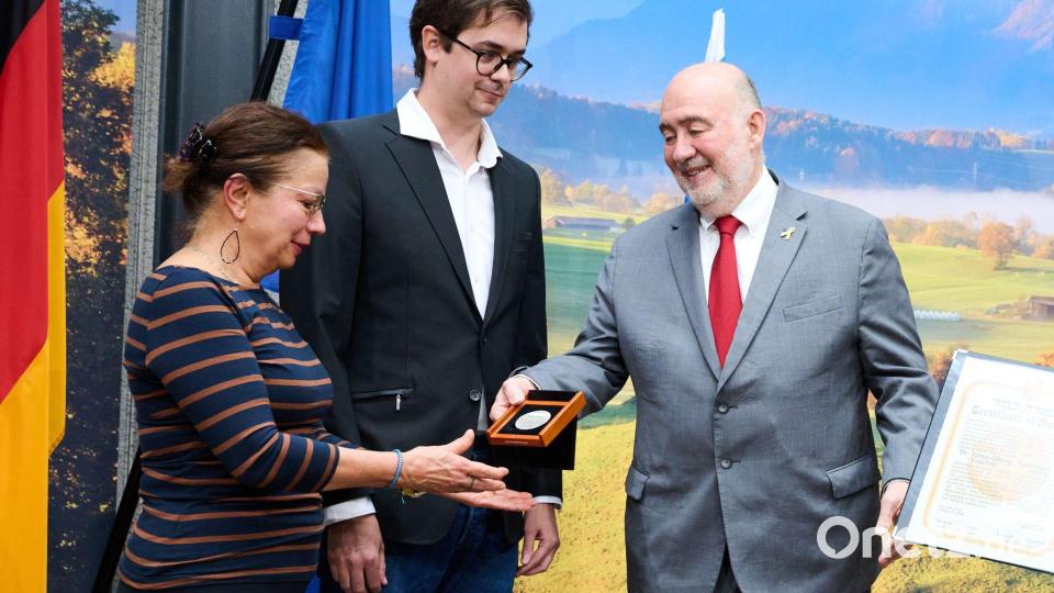Israels Botschafter Ron Prosor überreicht die Yad-Vashem-Medaillen an die Hinterbliebenen der beiden „Gerechten der Völker“. Bild: Annette Riedl/dpa
