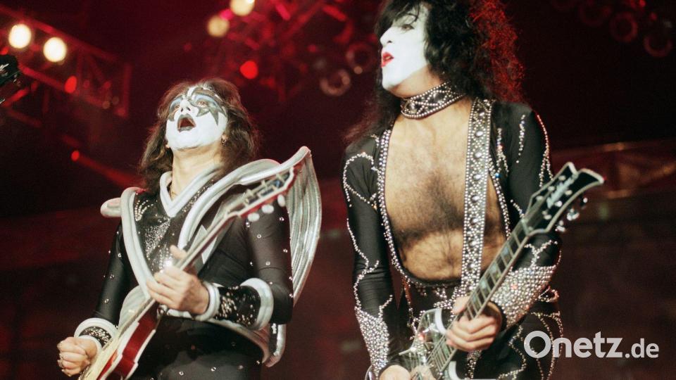 Der Gitarrist Ace Frehley ist mit 74 Jahren gestorben. (Archivbild) Bild: Chris Pizzello/AP/dpa