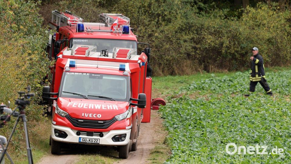 Die Feuerwehr pumpte Wasser aus dem Tümpel ab. Bild: Bernd Wüstneck/dpa