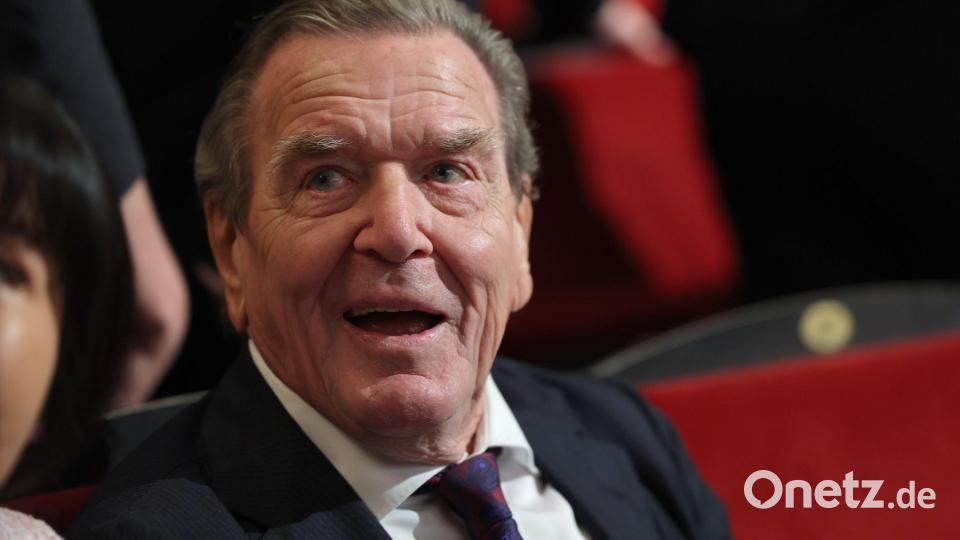 Ex-Kanzler Gerhard Schröder wird im Untersuchungsausschuss des Schweriner Landtags zur Erdgasleitung Nord Stream 2 als Zeuge befragt. (Archivbild) Bild: Jens Büttner/dpa POOL/dpa