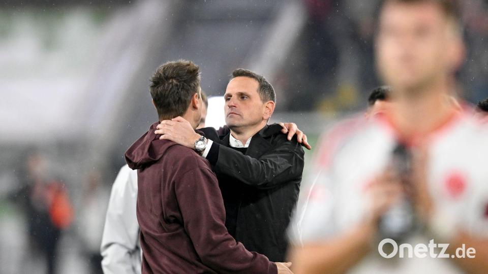 Erleichterung pur: Sportvorstand Joti Chatzialexiou (l) und Trainer Miroslav Klose (l) umarmen sich nach dem Auswärtssieg in Düsseldorf. (Archivbild) Bild: Anke Waelischmiller/dpa