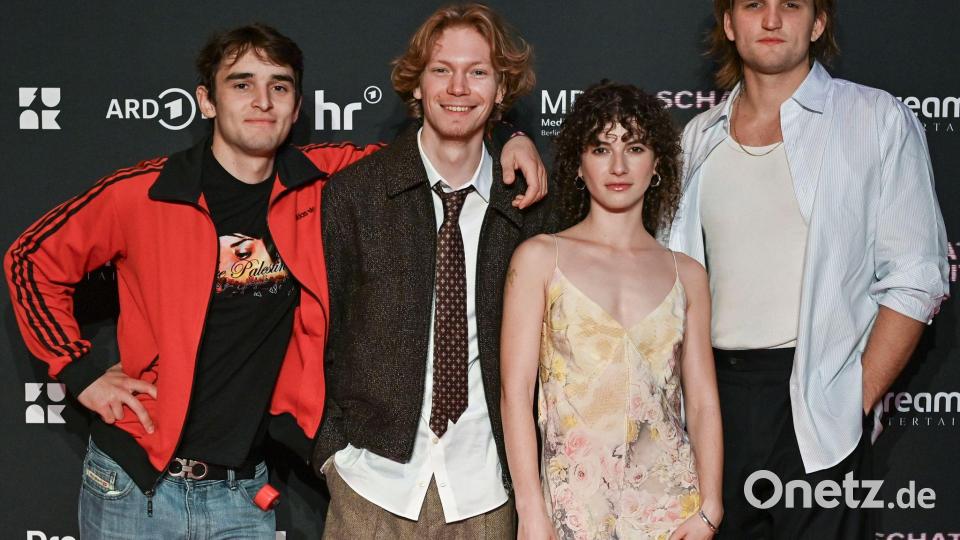 Moritz Hoyer (l-r), Filip Schnack, Franziska von Harsdorf und Ludger Bökelmann bei der Premiere der Serie „Schattenseite“ in Berlin. Bild: Jens Kalaene/dpa