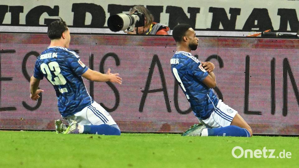 Jubelt nach seinem zweiten Streich: Moussa Sylla (r) von Schalke 04. Bild: Swen Pförtner/dpa