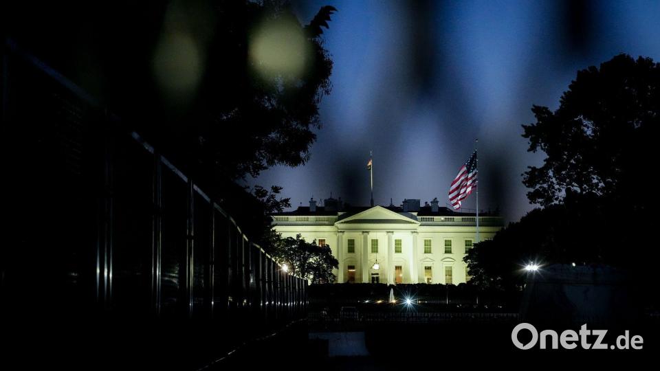 „No Kings“: Während in den USA am 18. Oktober 2025 Proteste gegen die Trump-Administration stattfinden, bleibt das Weiße Haus hinter einem Zaun gesichert. Bild: Kay Nietfeld/dpa