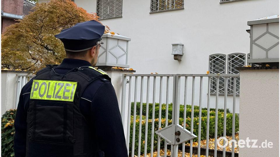 Polizisten eilten am Donnerstag zum Haus von Jack White in Berlin. Bild: Goran Dimitrić/dpa