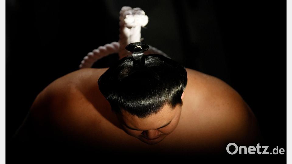 Ein Sumoringer steht bei der Eröffnungszeremonie am dritten Tag des großen Sumoturniers in London. Bild: Jordan Pettitt/PA Wire/dpa