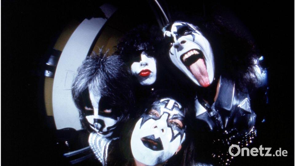 Kiss machte mit wildem Make-up, spektakulären Kostümen und theatralischen Live-Shows Furore. (Archivbild) Bild: Richard Drew/AP/dpa