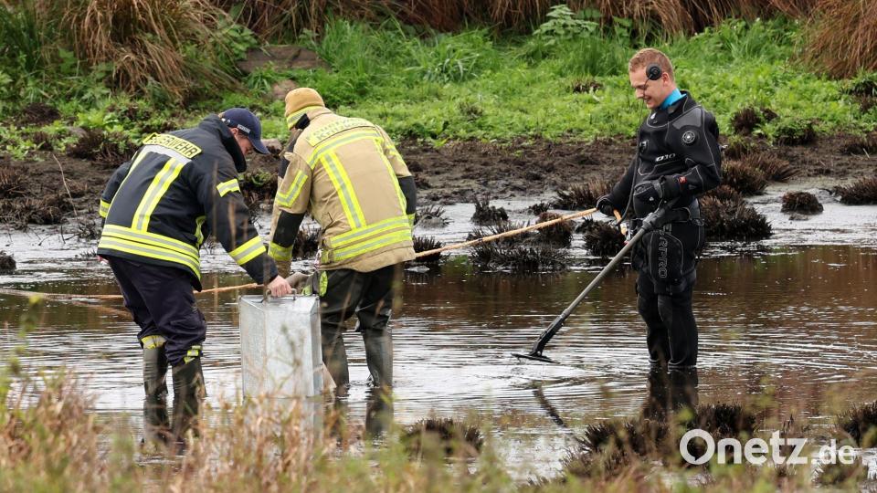 Einsatzkräfte haben bei ihren Ermittlungen zum Tod des achtjährigen Fabian aus Güstrow erneut einen Tümpel im Bereich des Fundortes der Leiche in den Blick genommen. Bild: Bernd Wüstneck/dpa