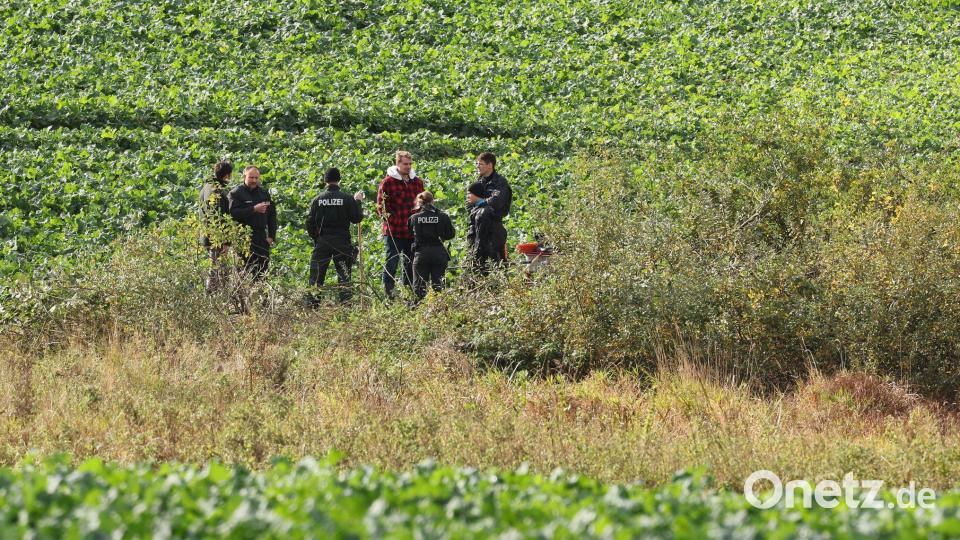 Am Freitag kehrte die Polizei erneut zum Fundort zurück, nachdem sie zuvor schon abgezogen war. Bild: Bernd Wüstneck/dpa
