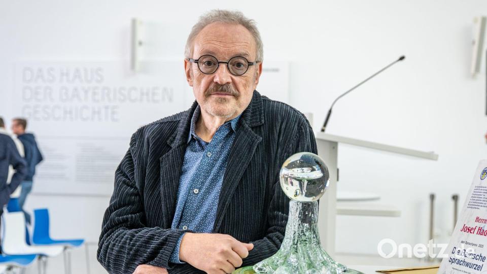 Der österreichische Kabarettist Josef Hader ist mit der „Bairischen Sprachwurzel“ geehrt worden. Bild: Armin Weigel/dpa