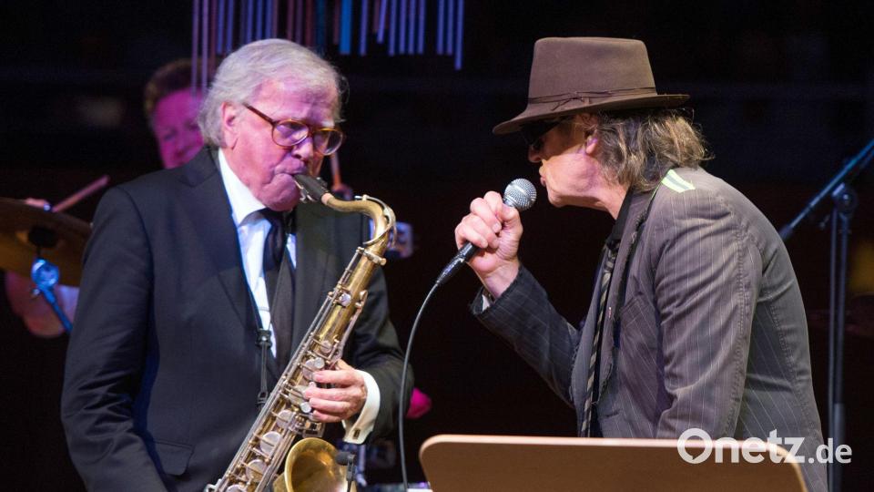 Saxophonist Klaus Doldinger machte auch mit Udo Lindenberg Musik - hier 2016 in Düsseldorf. (Archivbild) Bild: picture alliance / dpa