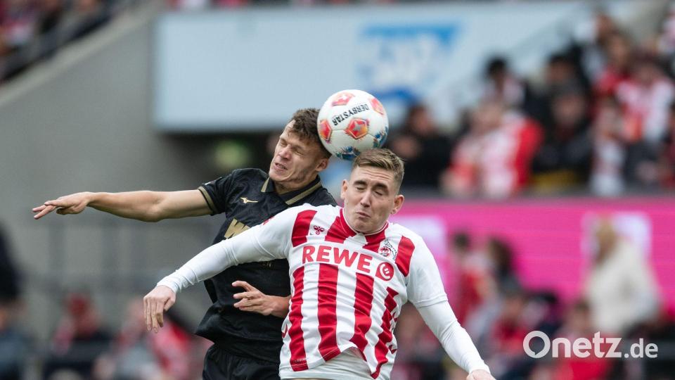 Kölns Isak Johannesson (r) und Augsburgs Robin Fellhauer kämpfen um den Ball. Bild: Marius Becker/dpa