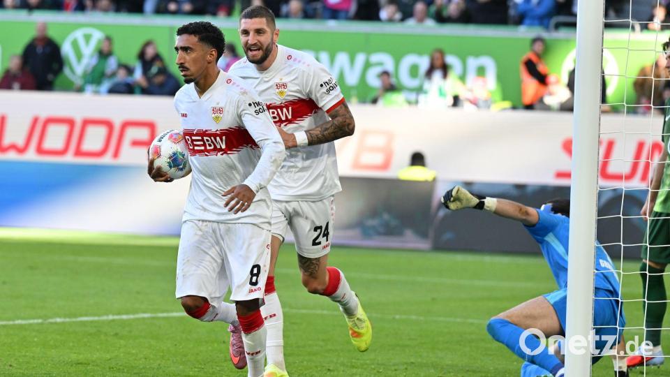 Kein Jubel nach dem Tor aus Respekt vor seinem Ex-Club: Stuttgarts Tiago Tomas (l) nach dem 1:0 gegen den VfL Wolfsburg Bild: Swen Pförtner/dpa