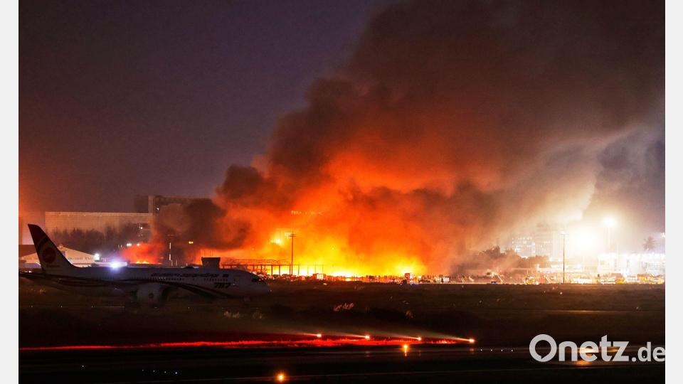 Dunkler Qualm steigt bei einem Brand am Hazrat Shahjalal International Airport in Bangladesch auf. Der Flugbetrieb wurde eingestellt. Bild: Rajib Dhar/AP/dpa