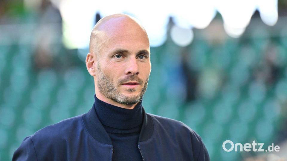 Muss sich nach der vierten Niederlage nacheinander Gedanken machen: Wolfsburgs Trainer Paul Simonis Bild: Swen Pförtner/dpa