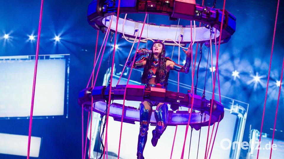 Auch in den anderen Städten soll der Popstar wie in Hannover in einer akrobatisch anspruchsvollen Show an Drahtseilen durch die Luft fliegen und auf einer metallischen Kreatur reiten. Bild: Moritz Frankenberg/dpa