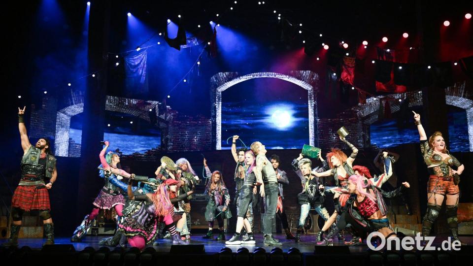 Perücken und LED-Wände: Die Show ist schrill und laut. Bild: Bernd Weißbrod/dpa
